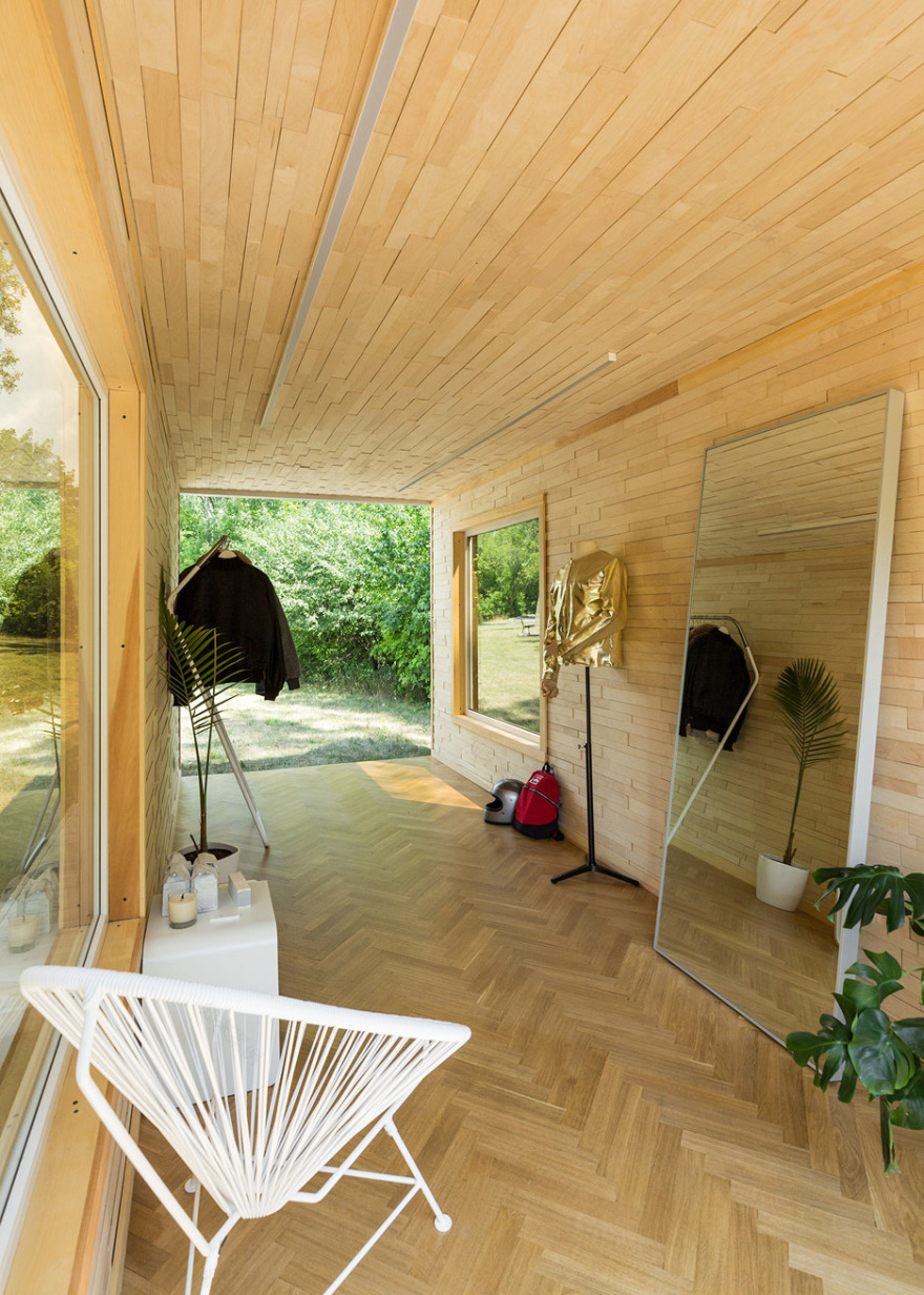 白色集装箱变身高档运动品牌临时展厅-11