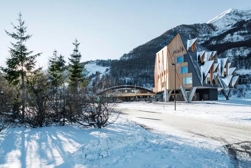 【格欣国际】这个建筑的坡屋顶，怎么和普通的有点不一样？-31