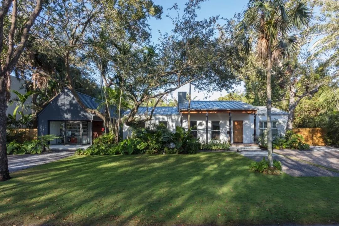 极简主义平房,单色风格脱颖而出-5