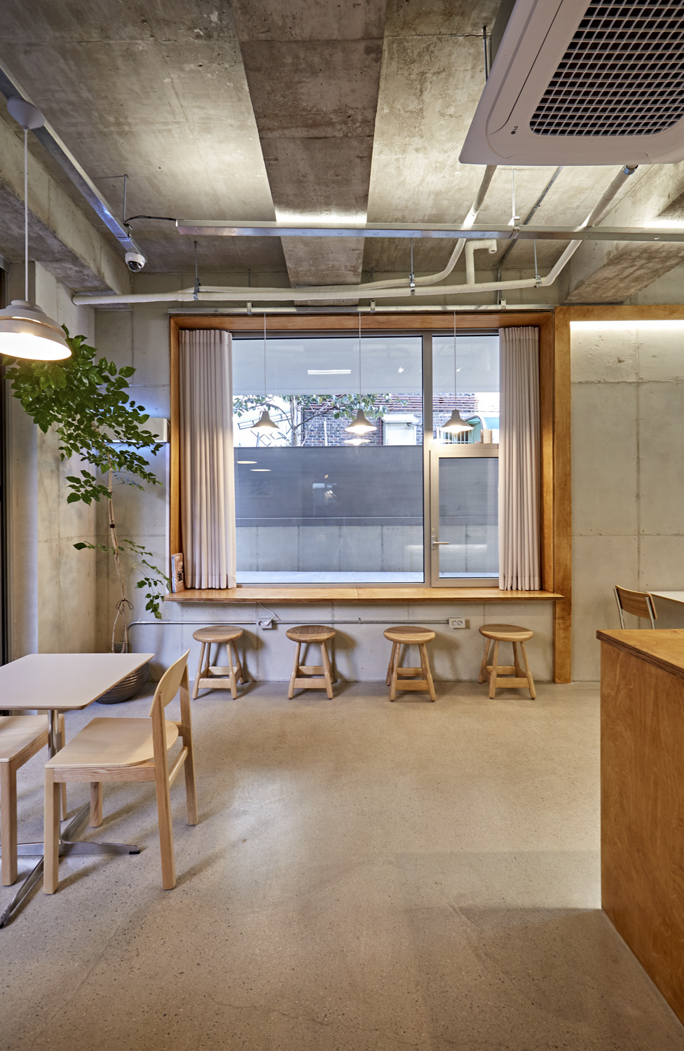 14 平米微型咖啡馆，裸露混凝土打造别致空间-12