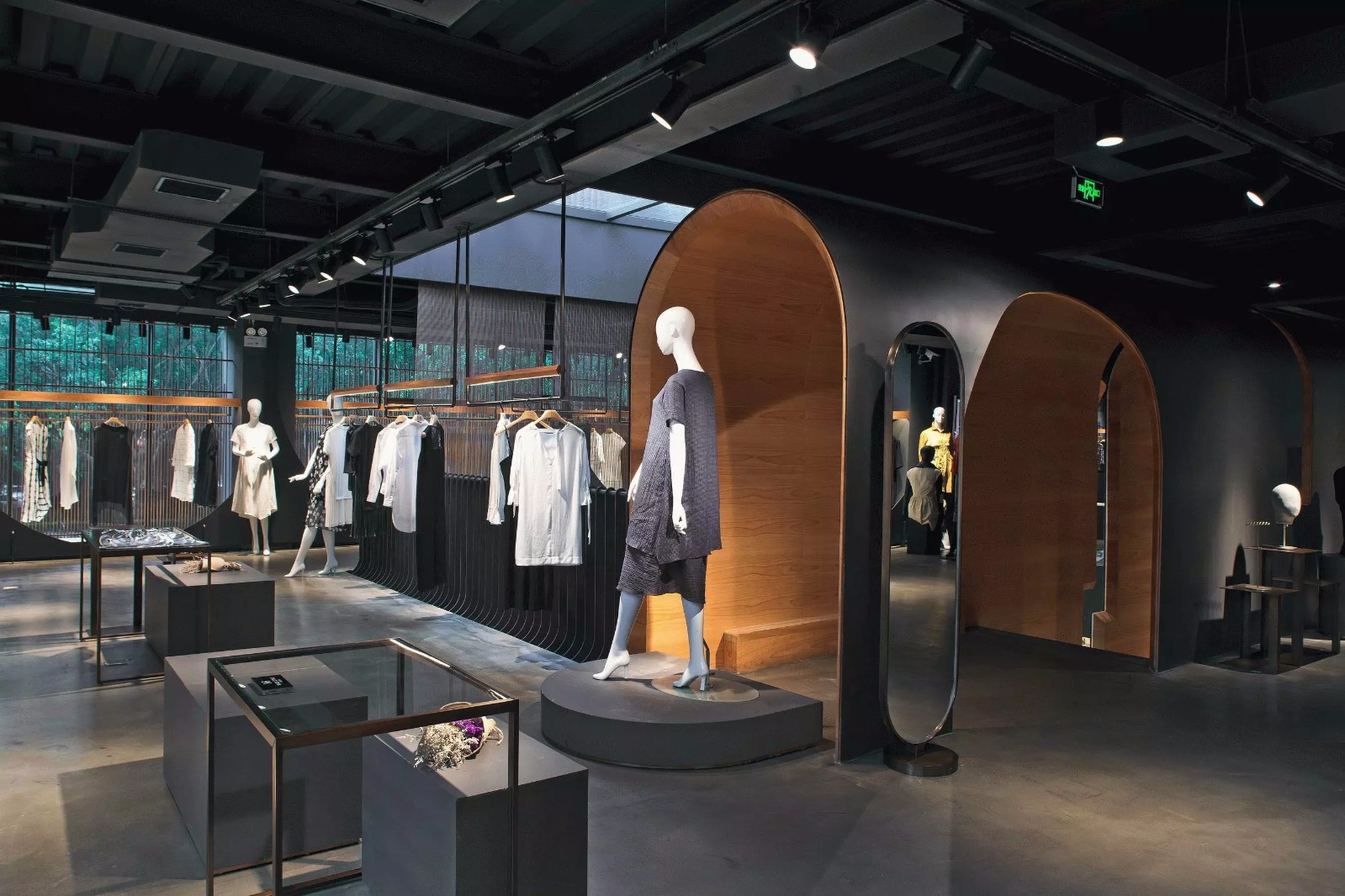 “直白”拱形打造的MINZE STYLE名师路时装概念集合店-14