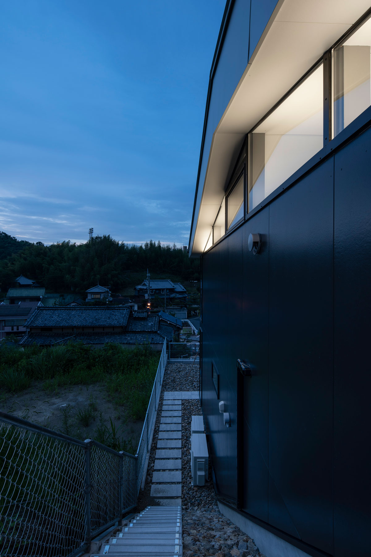 山形坡地上的雅致居所——山本洋平设计的三功能屋顶-22