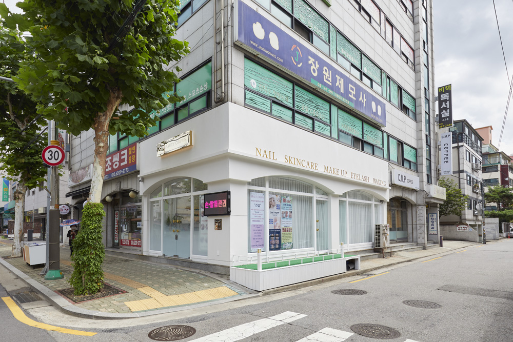 15 坪美妆店，现代白色调的精致空间-14