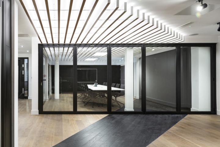 伦敦 Schüco 展示办公空间，极简风格展现高端品质-0