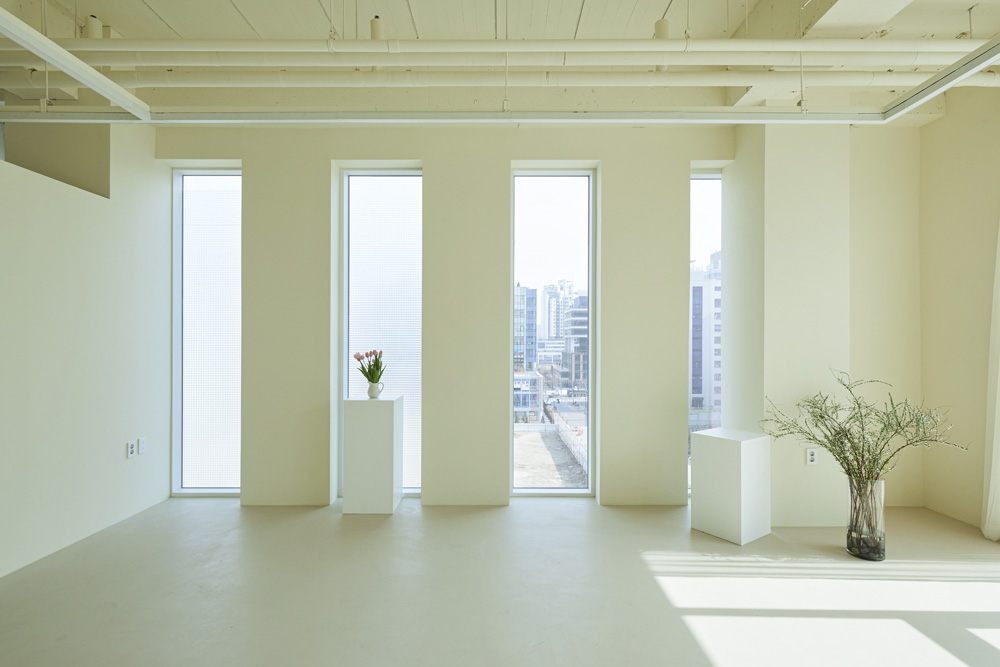 30 平米极简工作室，白色调的优雅魅力-9