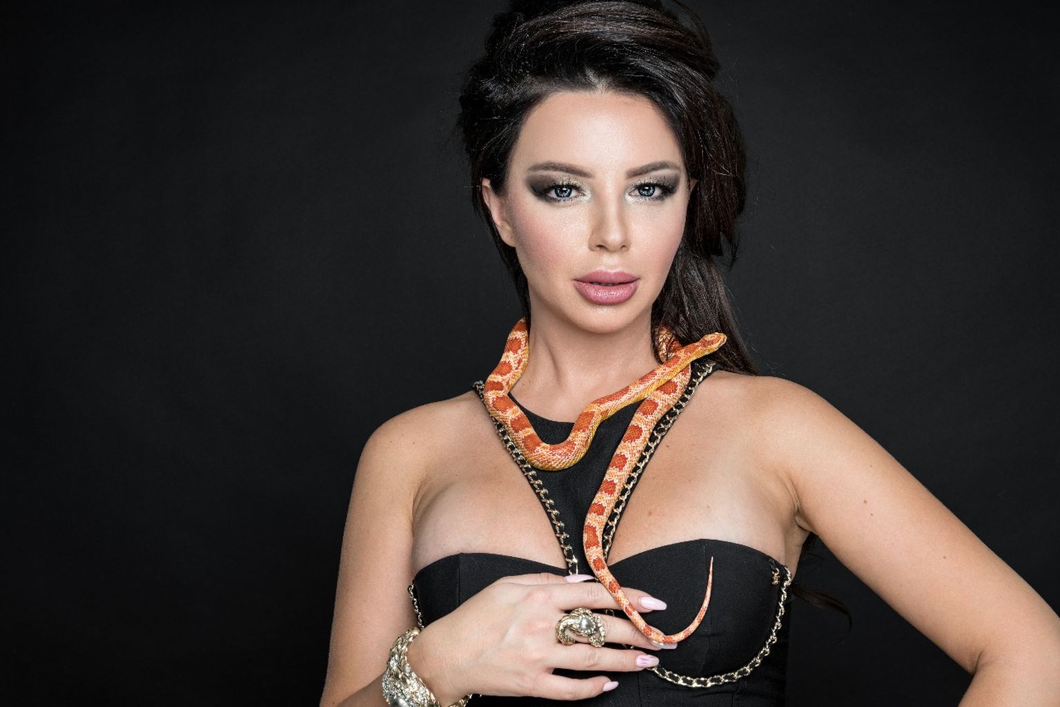 卡特里娜·阿托诺维奇打造豪华别墅家庭影院-0