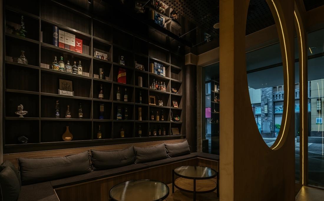 神秘感十足的酒吧设计-33