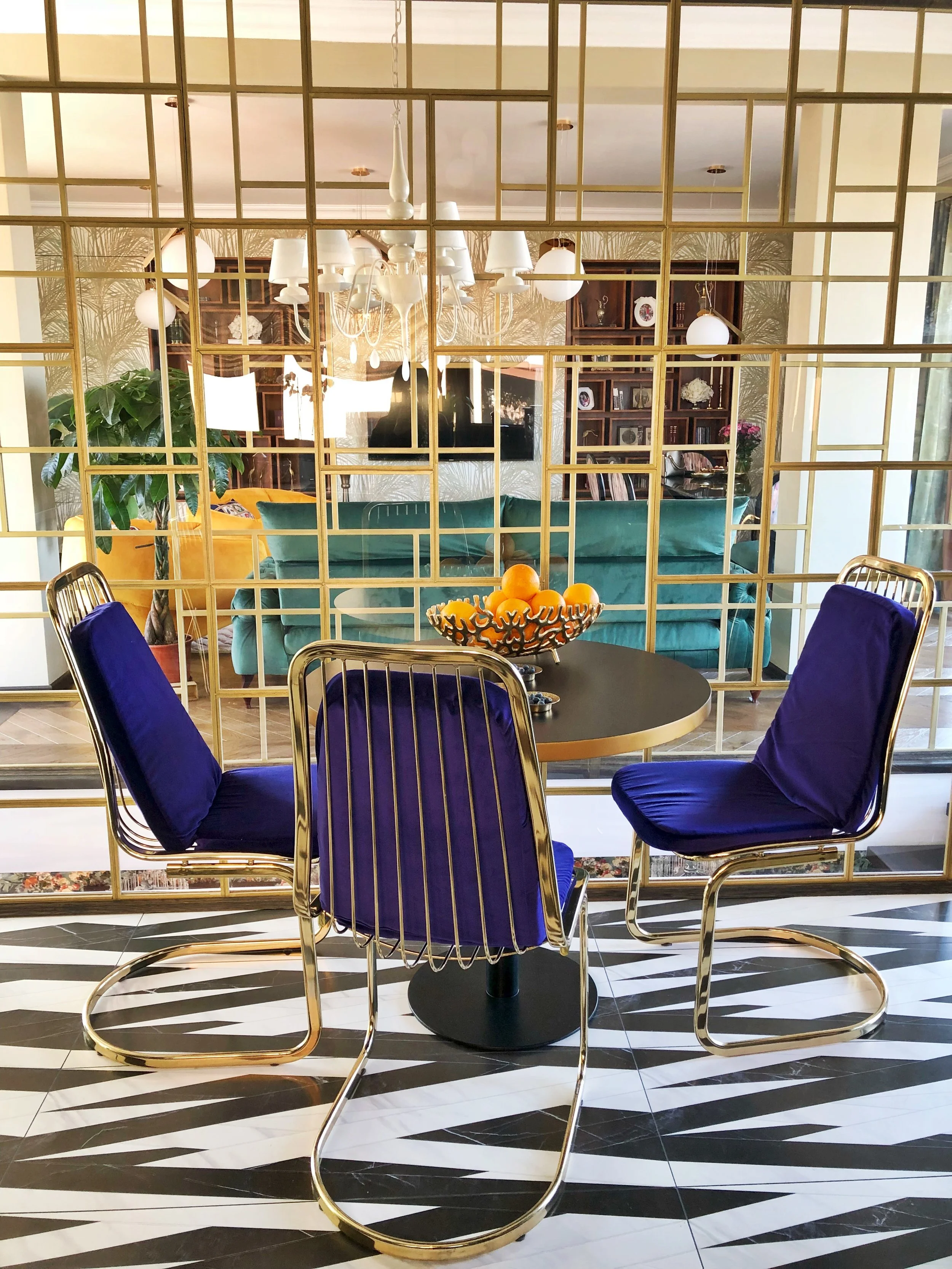 这所房子；这座住宅（注：根据语境不同，这里的house可能有多种具体指向，这所房子这座住宅都比较常见，更精准的含义需结合前后来确定，但此处按要求提供单一翻译仅举例这所房子 ）

在一般语境下，常见翻译为 这所房子  -0