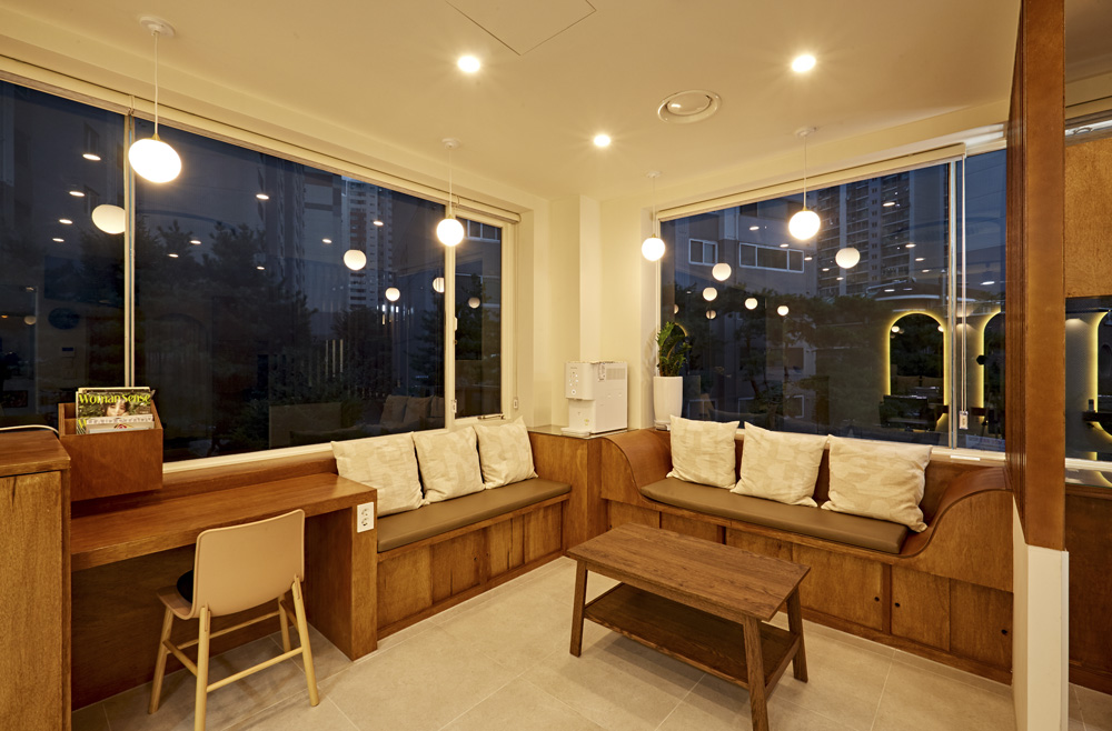 照明点缀的 10 坪个性美妆空间-8