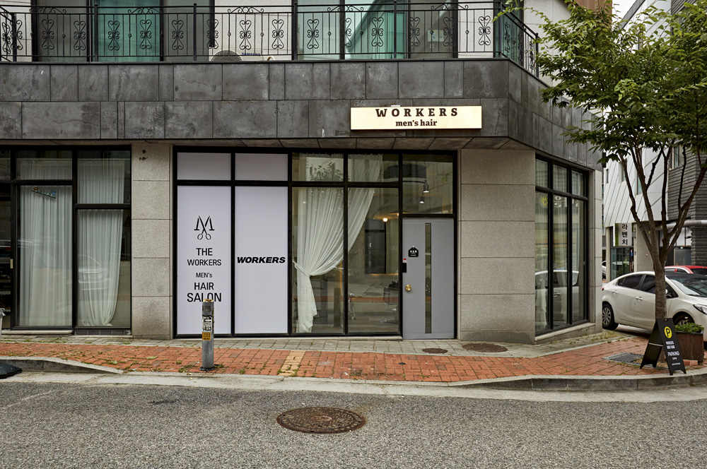 10 坪男性专用美容室设计，极简工业风打造舒适空间-15