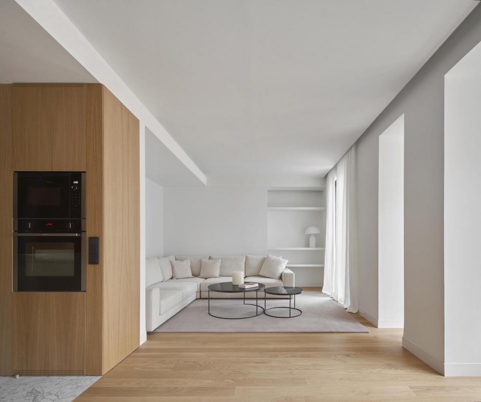 巴塞罗那 Ausiàs March 住宅楼改造 | 向光线致敬的现代建筑立面-22