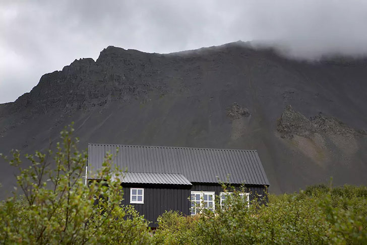 冰岛火山旁的神秘黑木屋-10