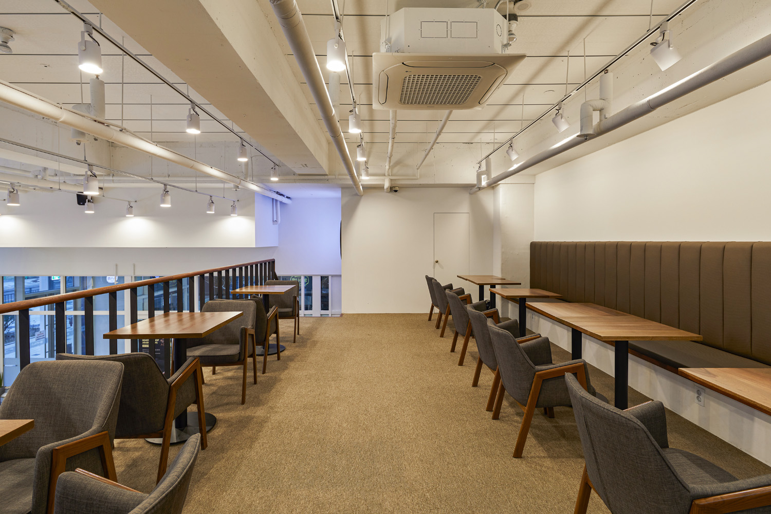 现代时尚的 Bluiverd 多层次贝壳蛋糕咖啡厅设计-13