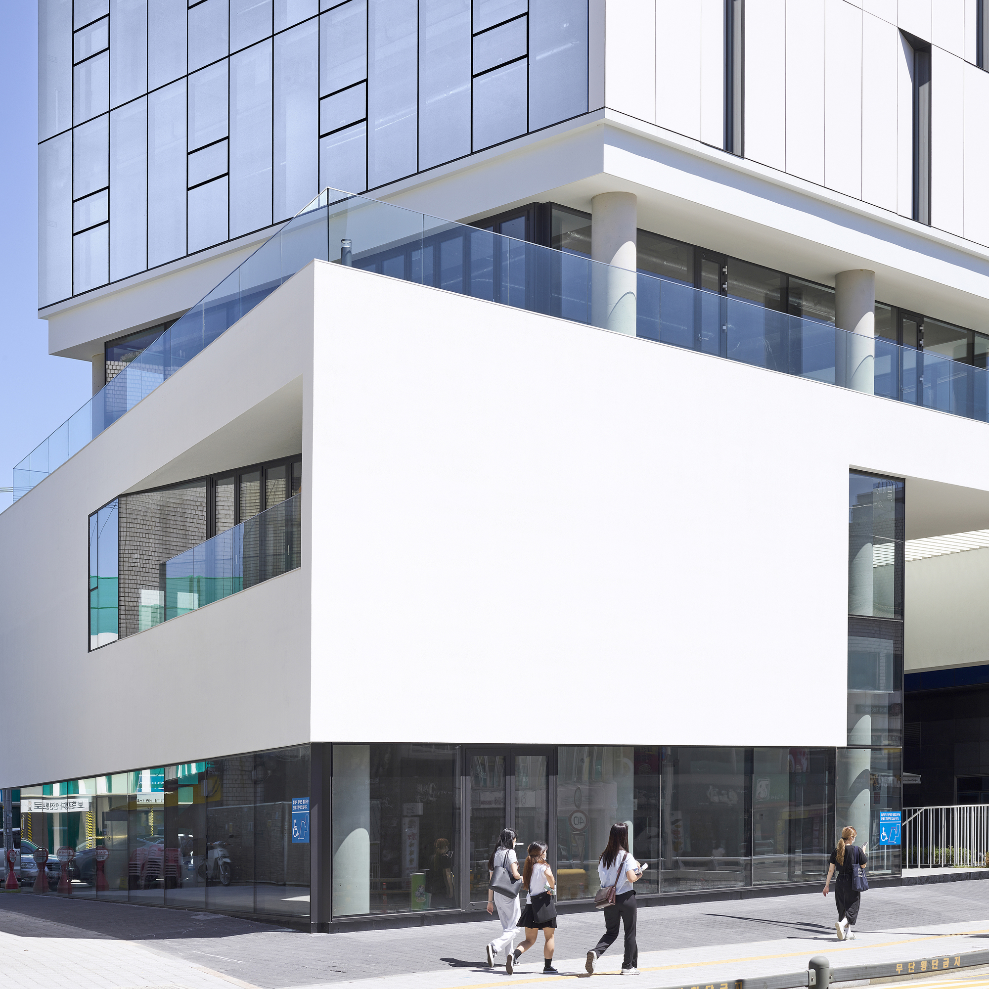 Triplet Code Imun Neighborhood Facility / L'EAU design-9