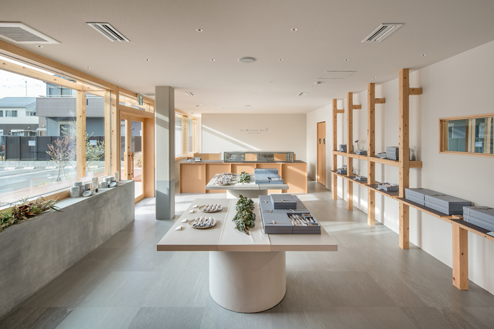 R之家

注释：La Maison常见意思是房子、住所等，这里根据语境可以宽泛理解为……之家 ，du是de和le的缩合形式，R可能是某个特定的名称、缩写等，在缺乏更多背景信息时，直接保留 丨日本爱知丨文本未提及-30