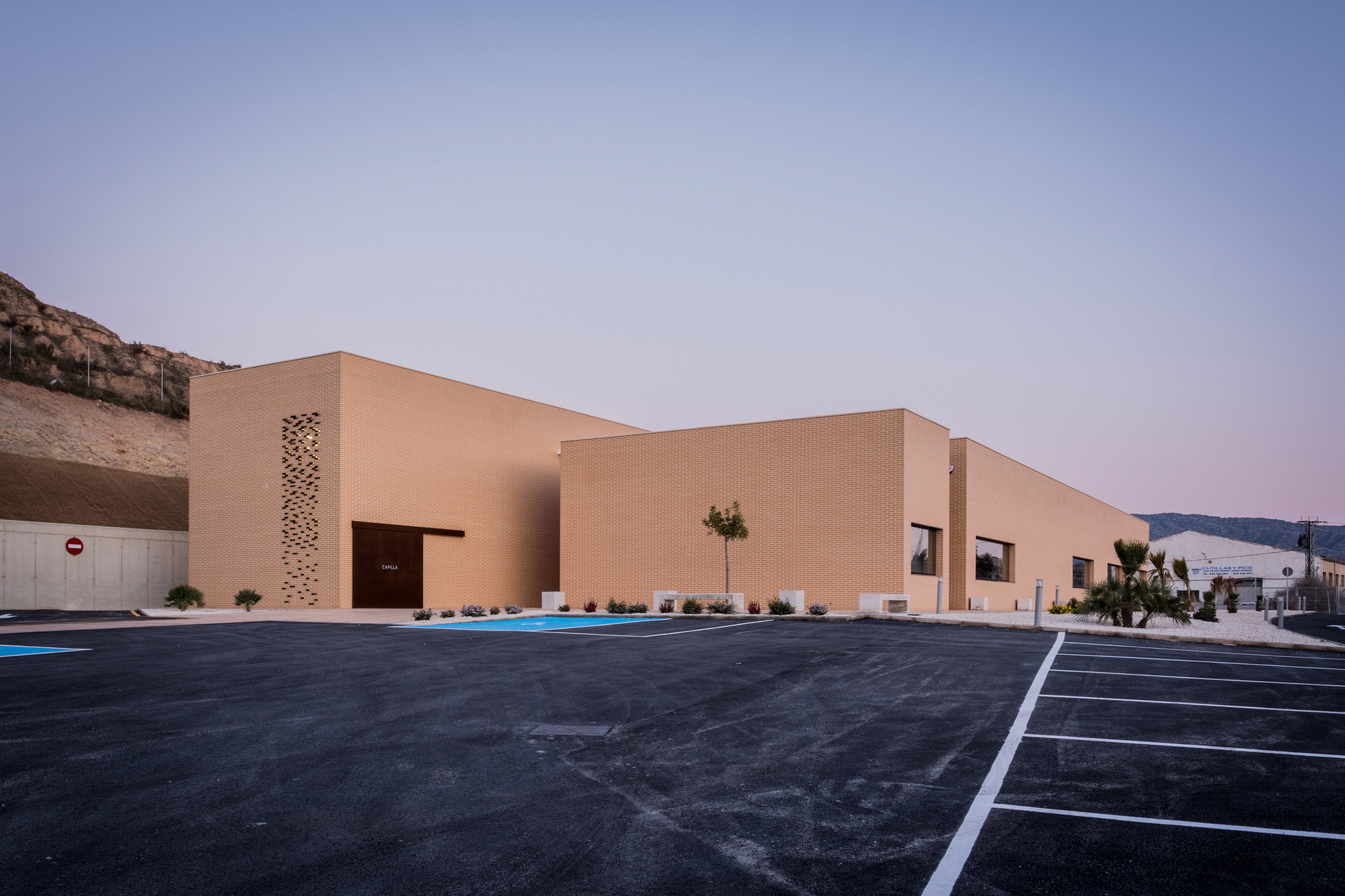 Monóvar Funeral Home | 融入自然的哀悼空间-22