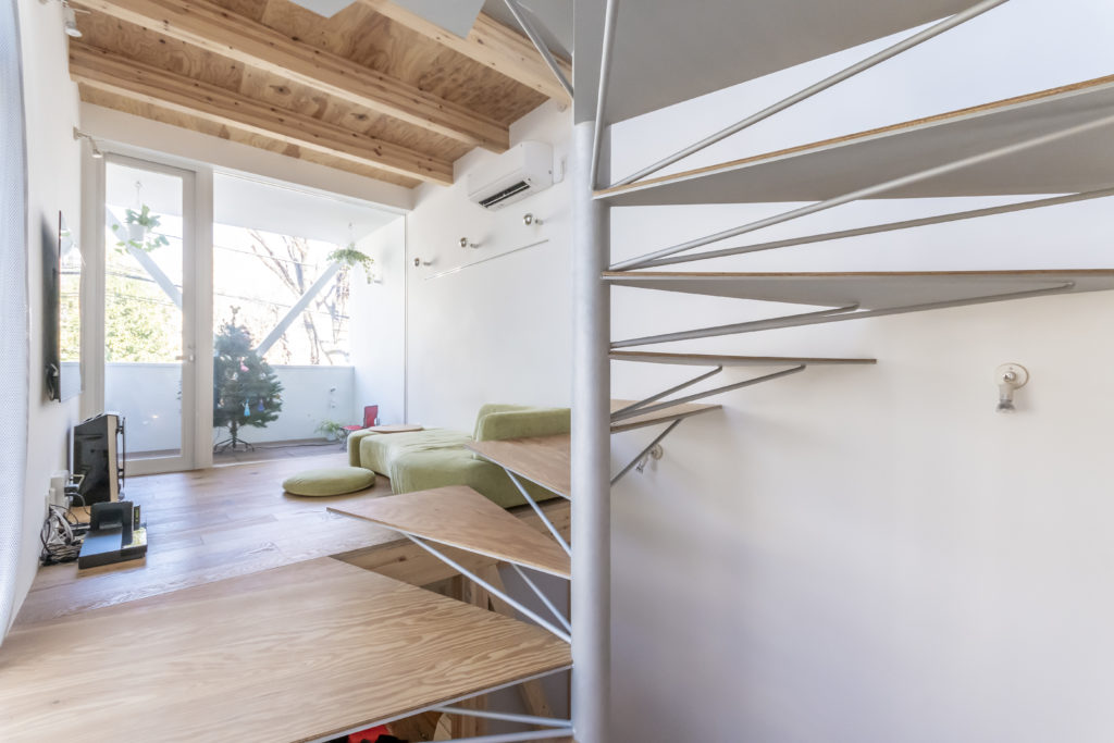 真ん中に螺旋階段のある家中庭のような階段を中心に明るく広く暮らす | Architecture | 100%LiFE-3