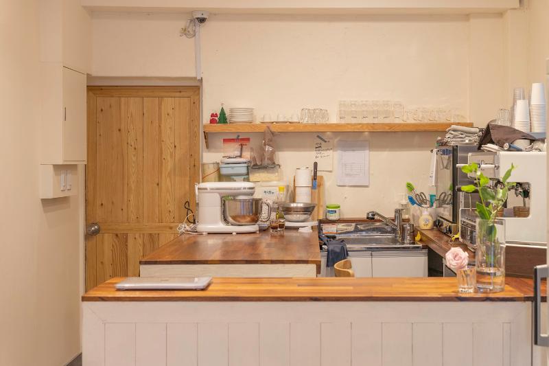 七坪空间的奇幻之旅 | 白色与木质的温馨咖啡馆-3