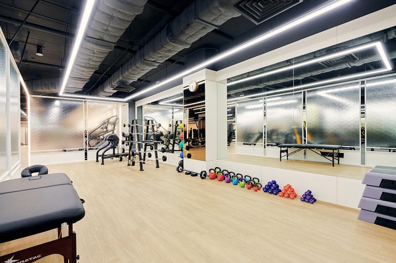 210 平运动中心极简白色氛围设计-4