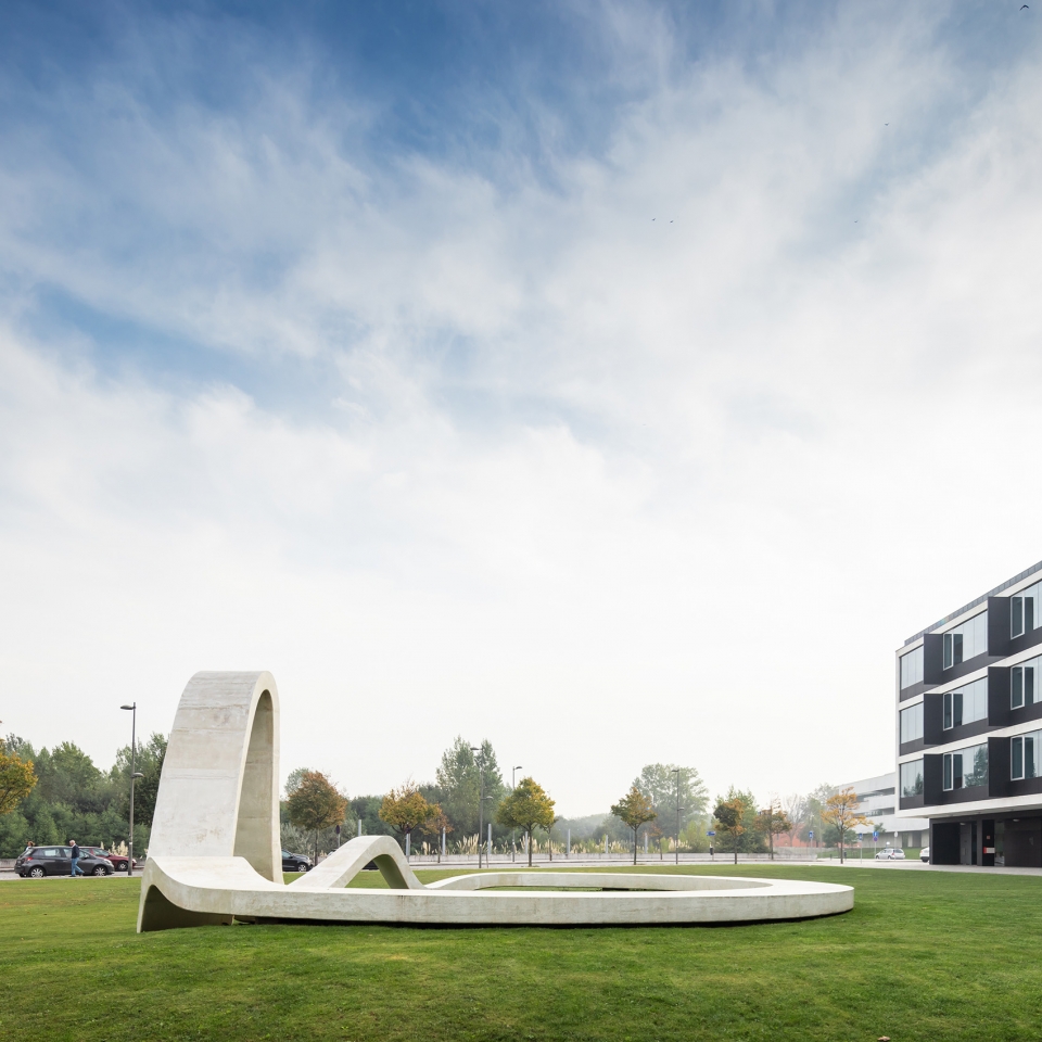 波尔图大学科技园“Loop”环形长椅——有机造型,对话空间-9