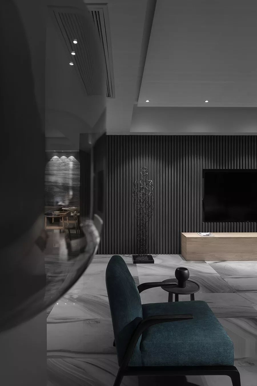 质感源·C 宅 | 黑色神秘魅力的戏剧性空间-10