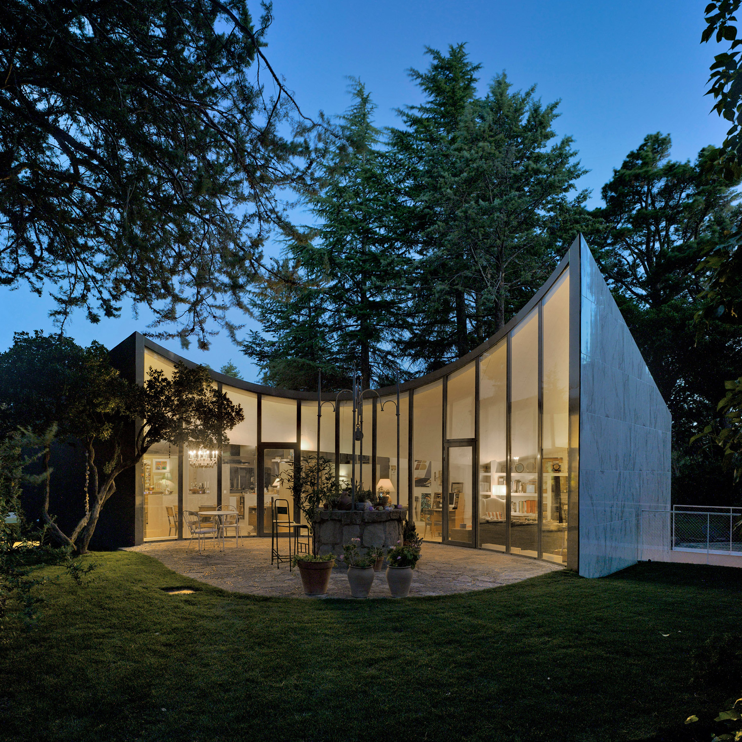 Alejandro Valdivieso's Casa Aljibe has curved lounge built around a well-0