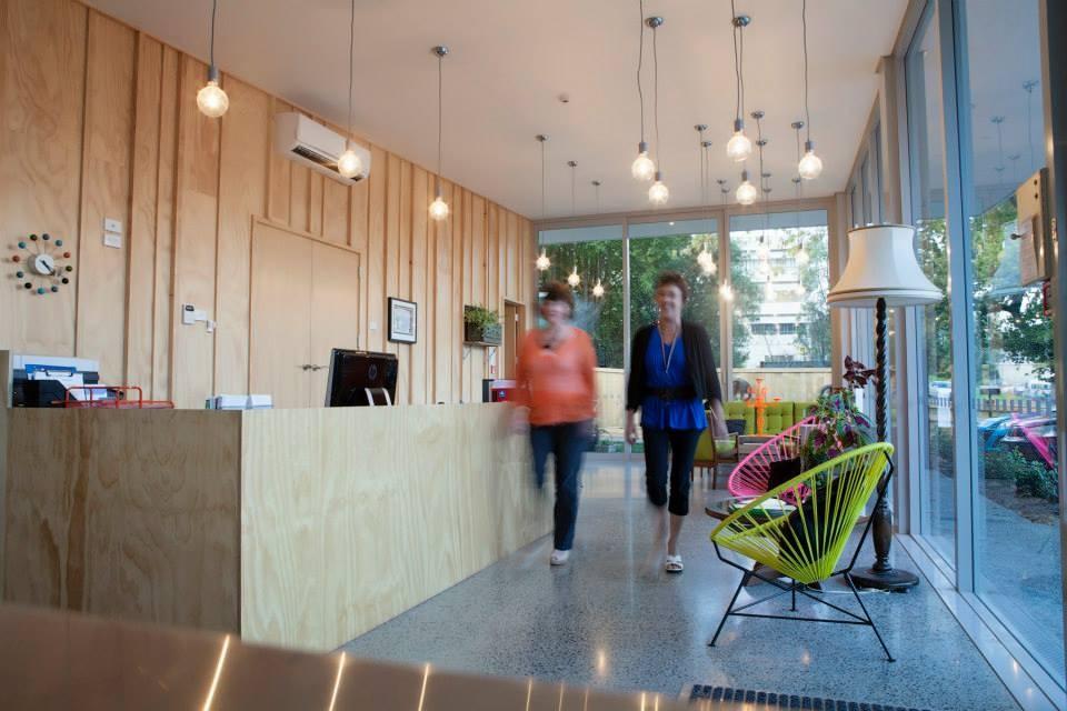 汉密尔顿新芽儿童中心 · 公园中的白色木箱幼儿园-0