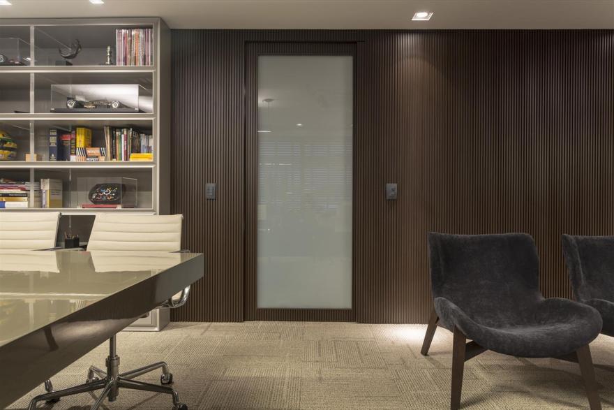 巴西 SP 企业办公室设计,柔和色调与现代材质的完美结合-5