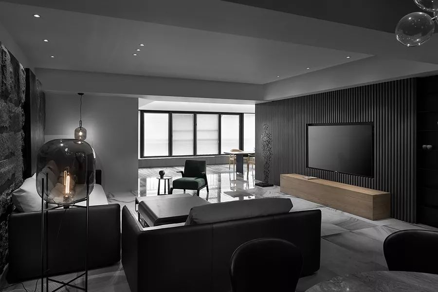 质感源·C 宅 | 黑色神秘魅力的戏剧性空间-9