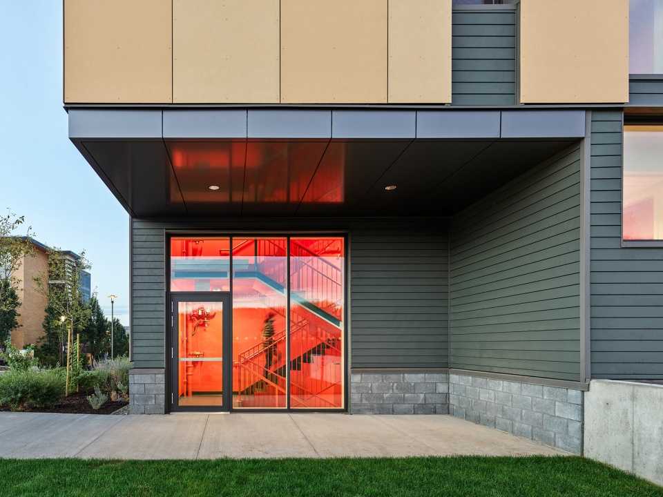 加拿大 UBC Okanagan 大学糖果色被动式宿舍-47