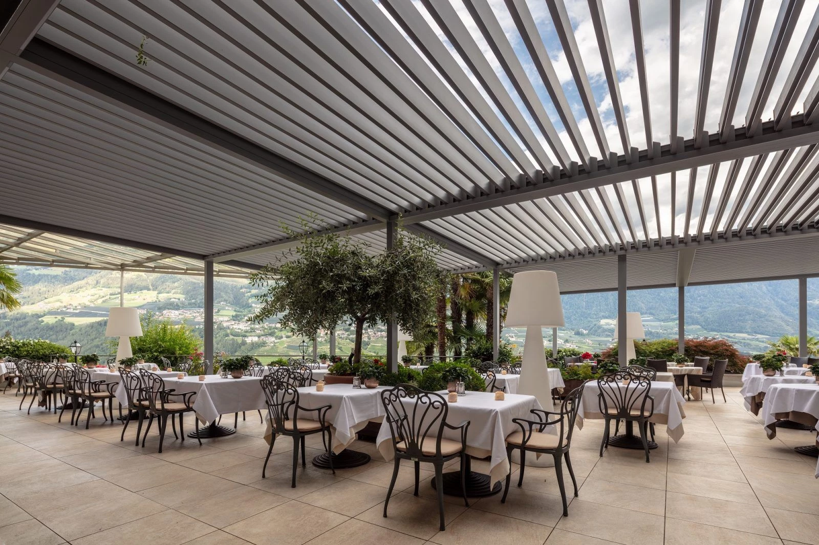 意大利古堡酒店的现代绿意空间-9