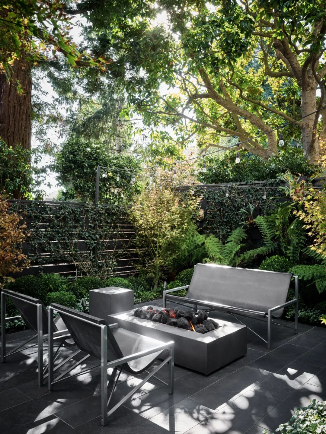 奇葩设计师用2年把房子涂成黑色,还被夸是天才？-86