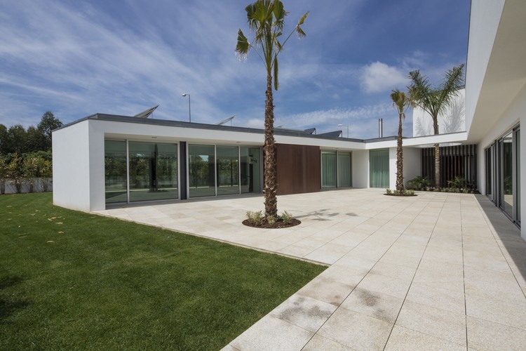 葡萄牙绿意盎然的双层住宅-7