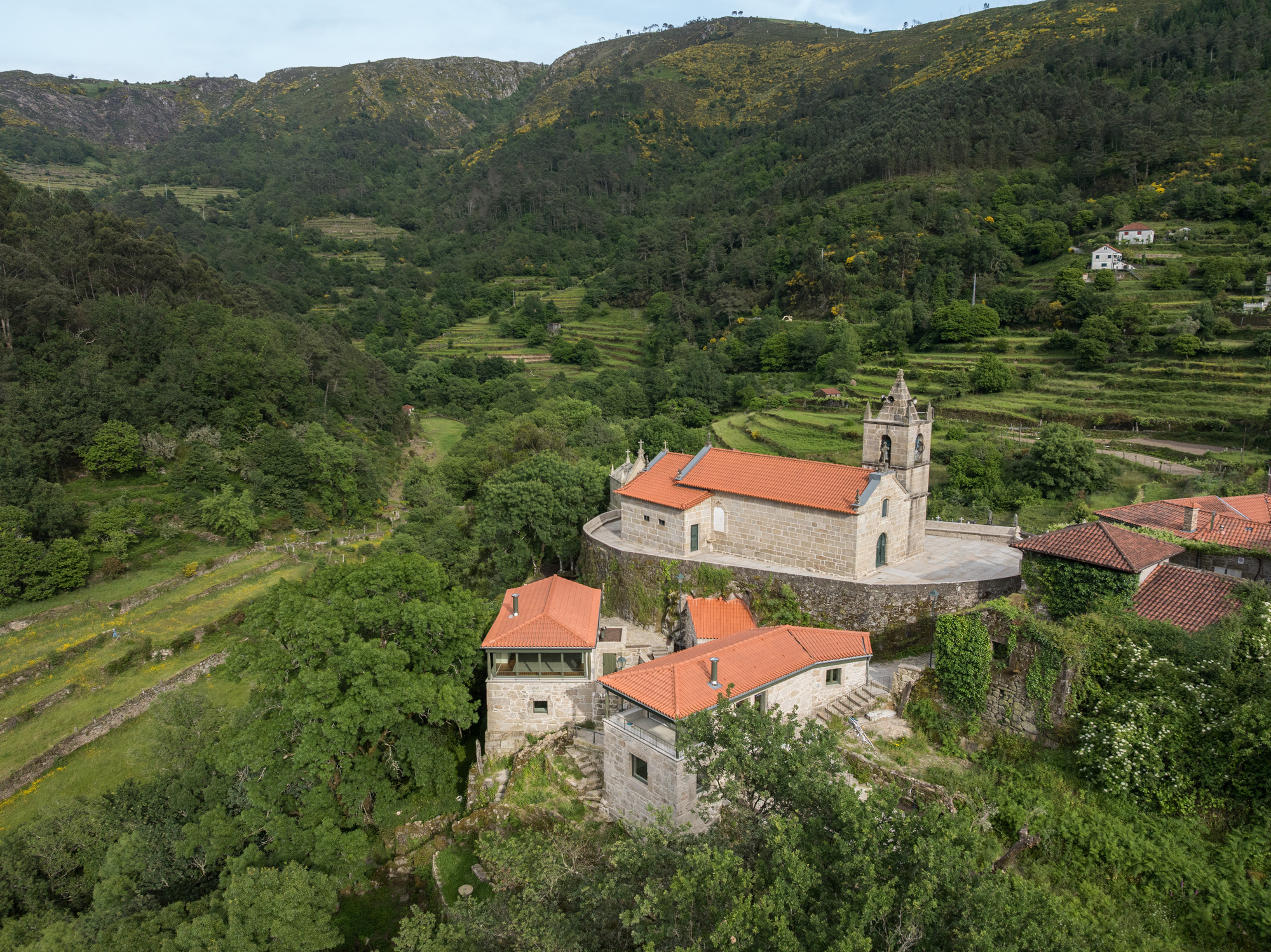 姊妹屋；姊妹楼（需结合具体语境确定最合适的表达，这里假设在描述建筑等场景下） 丨葡萄牙丨oitoo-24