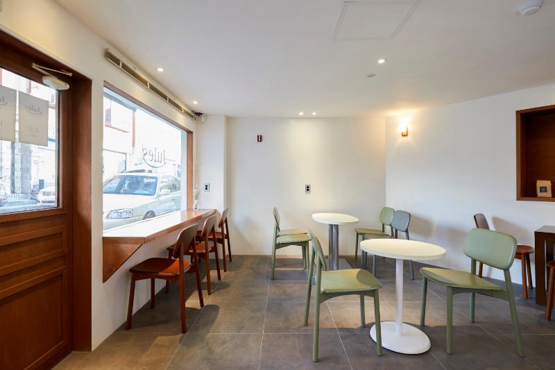 18 平极简蛋糕店 | 白色&原木的精致空间-4