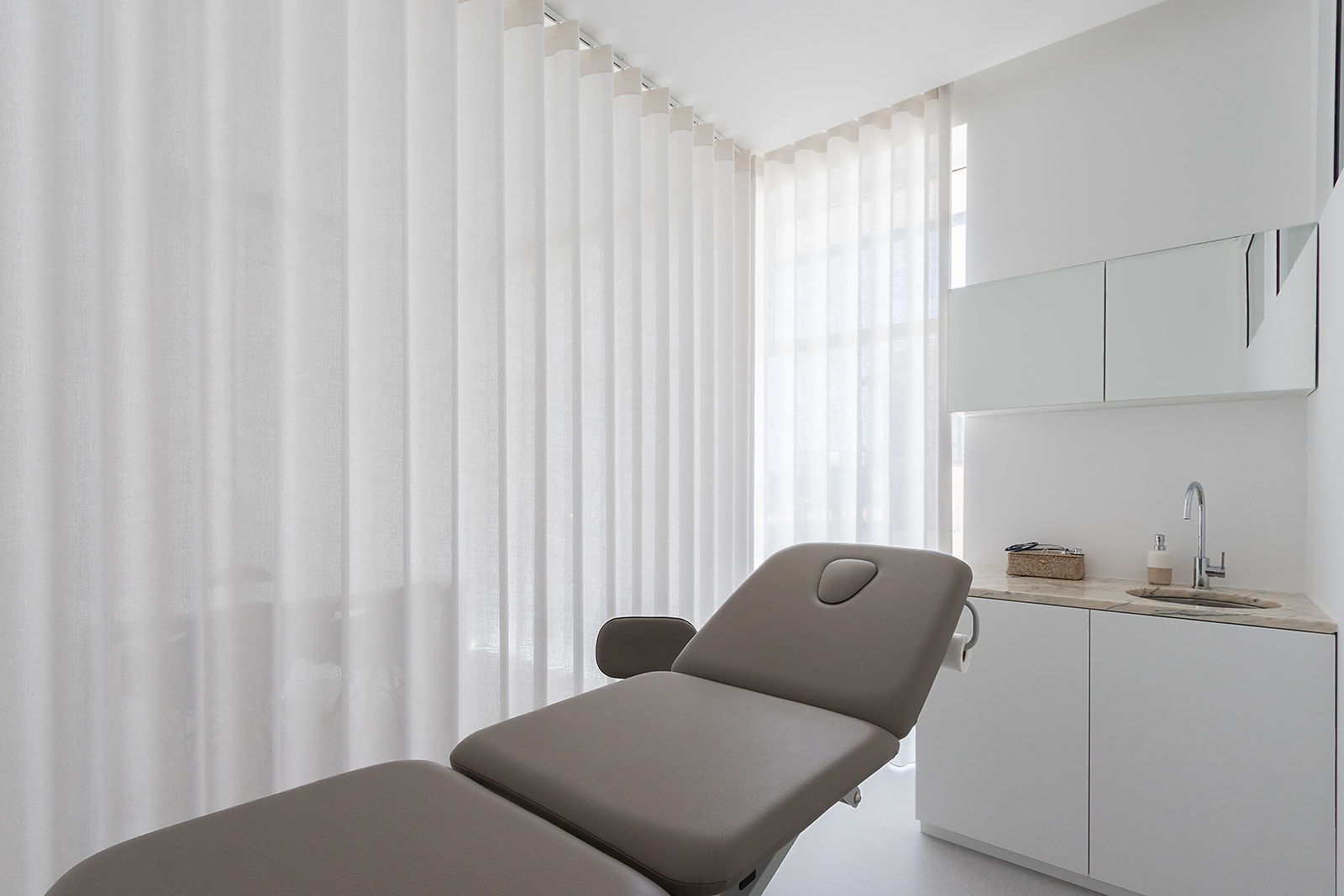 疗愈之境 · 巴西诊所的简约自然设计-23