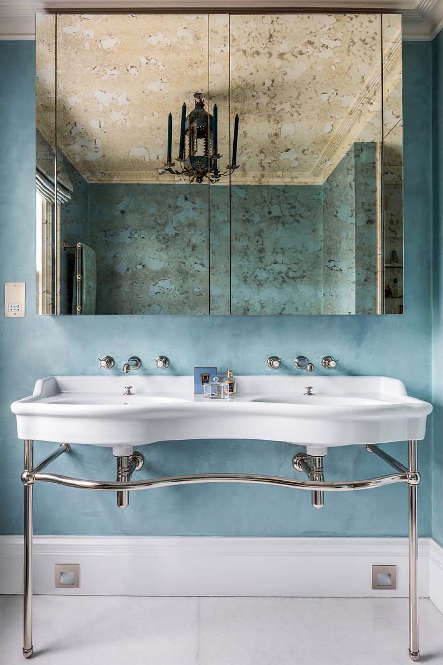 Blue House: London Georgian House Features an Eclectic Mix of Old and New-35