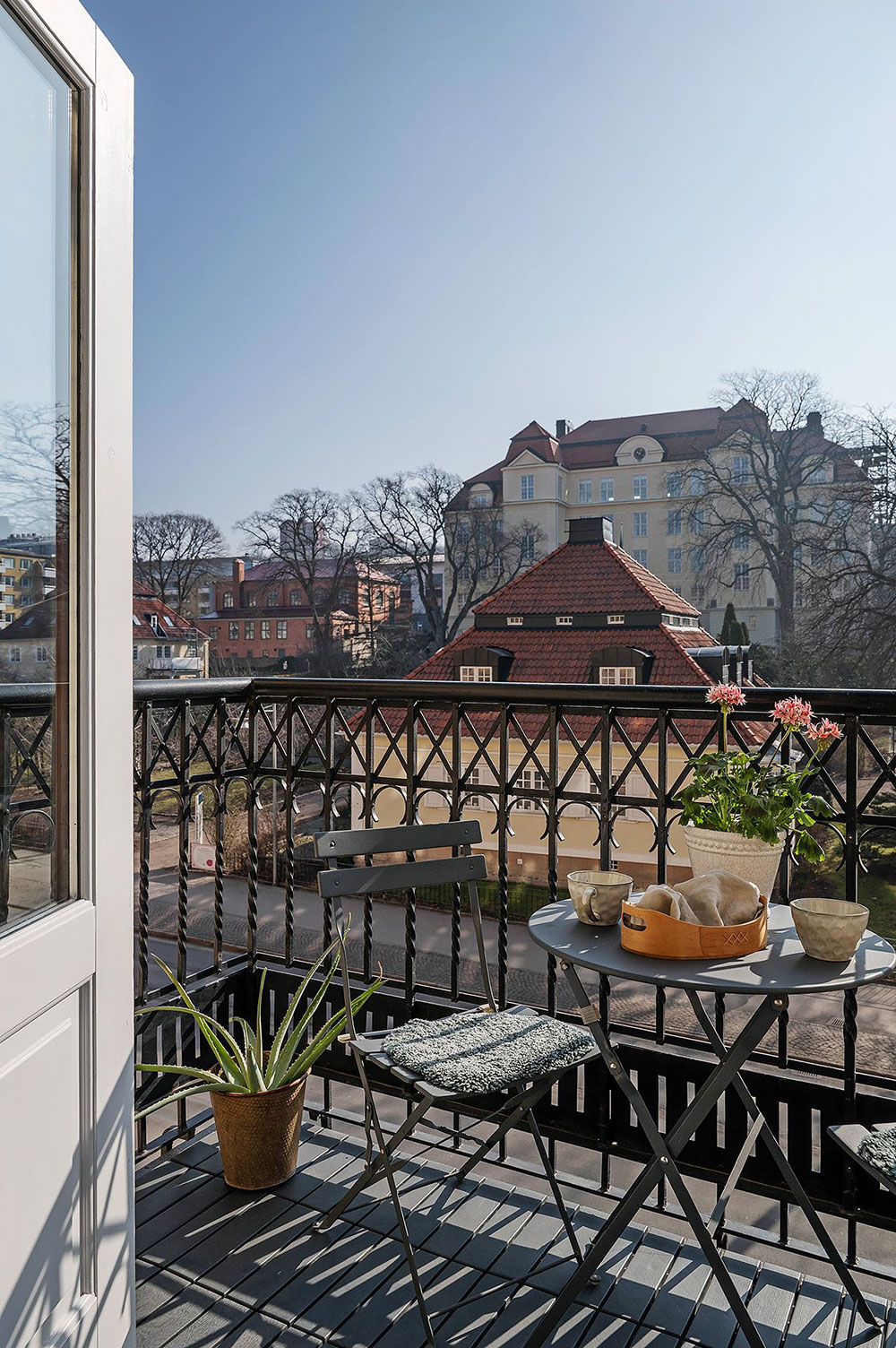 北欧风格公寓的彩色厨房设计-9