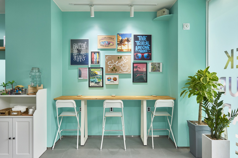 色彩斑斓的 20 平米咖啡厅 | 极简设计中的视觉冲击-10