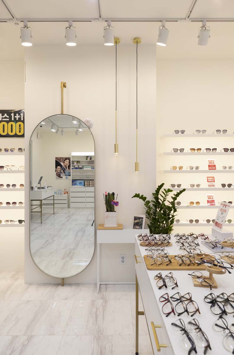 简约现代的 22 平米眼镜店设计-11