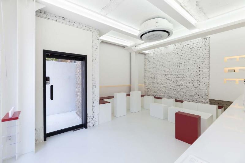 简约 12 坪咖啡厅，红白设计展现个性空间-6