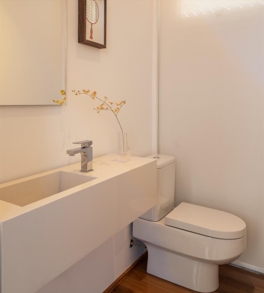 巴西 SP 住宅 | 金属折叠楼梯设计，双层高客厅与泳池完美融合-7