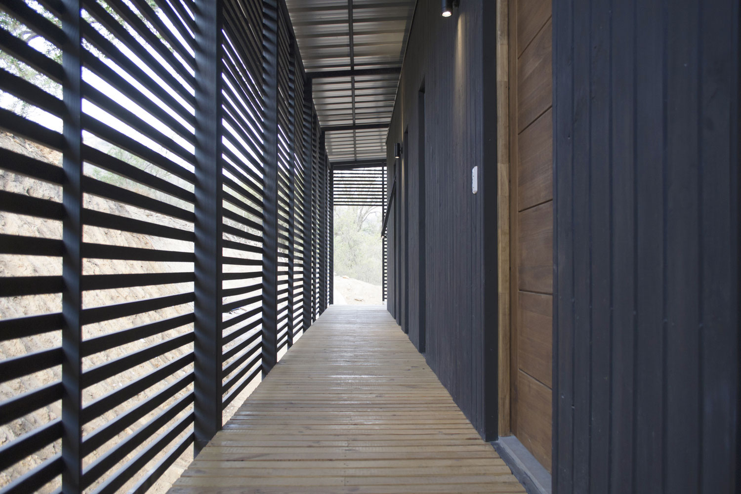 智利瓦尔帕莱索 90 平米现代度假屋，木质与玻璃的生态对话-14