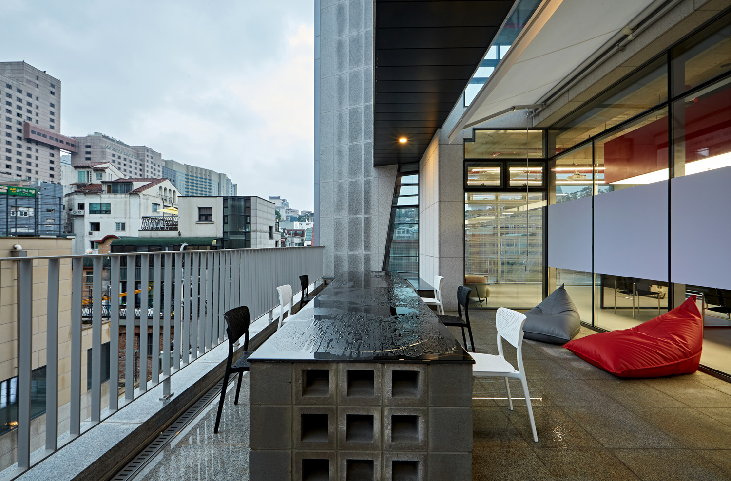 红色螺旋楼梯夺目，55 平 IT 公司办公室设计-10