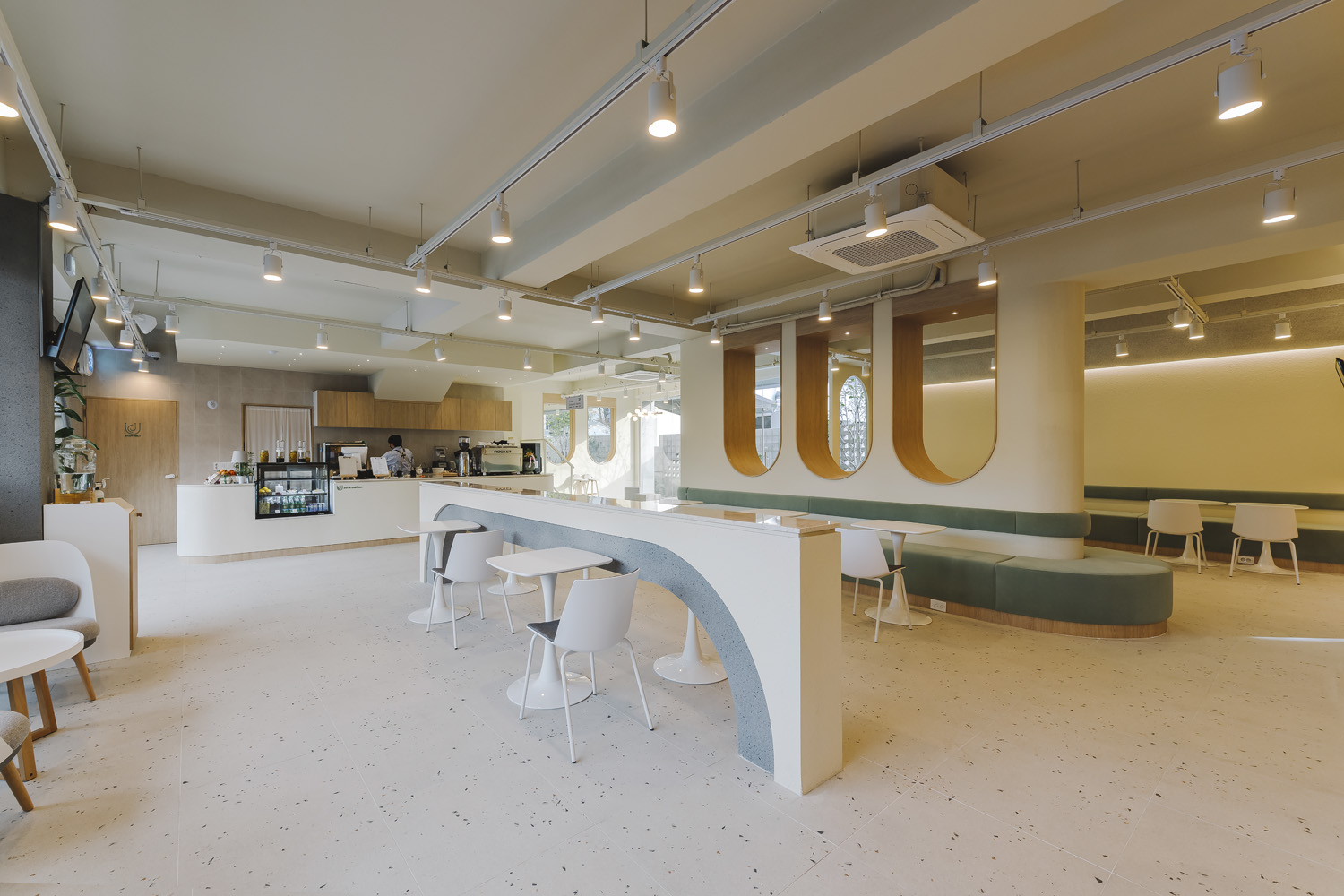 90 平米白色&木纹现代咖啡厅设计-5