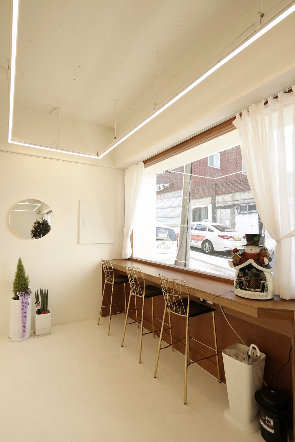 白色与木材的完美融合 | 20 平米咖啡厅的设计魅力-7