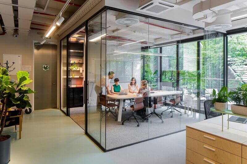 创意办公室设计  带公园景观的设计师工作室彩色展厅丨克罗地亚萨格勒布丨Brigada（克罗地亚知名室内设计公司）-26