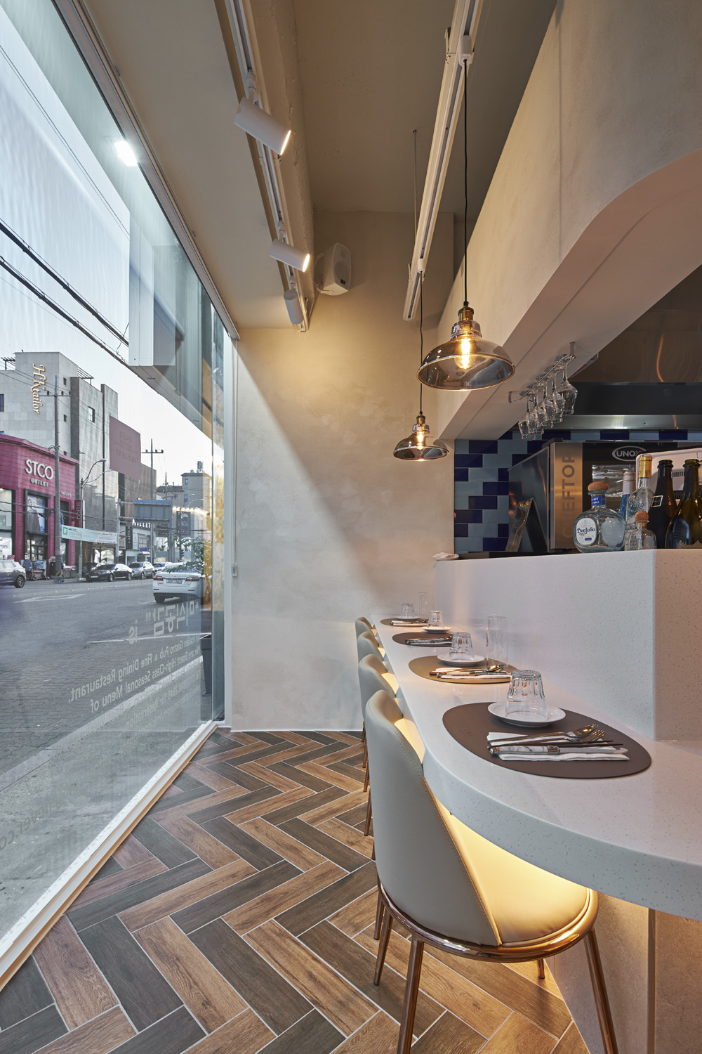 光影交织的 21 平米高级餐厅设计-12