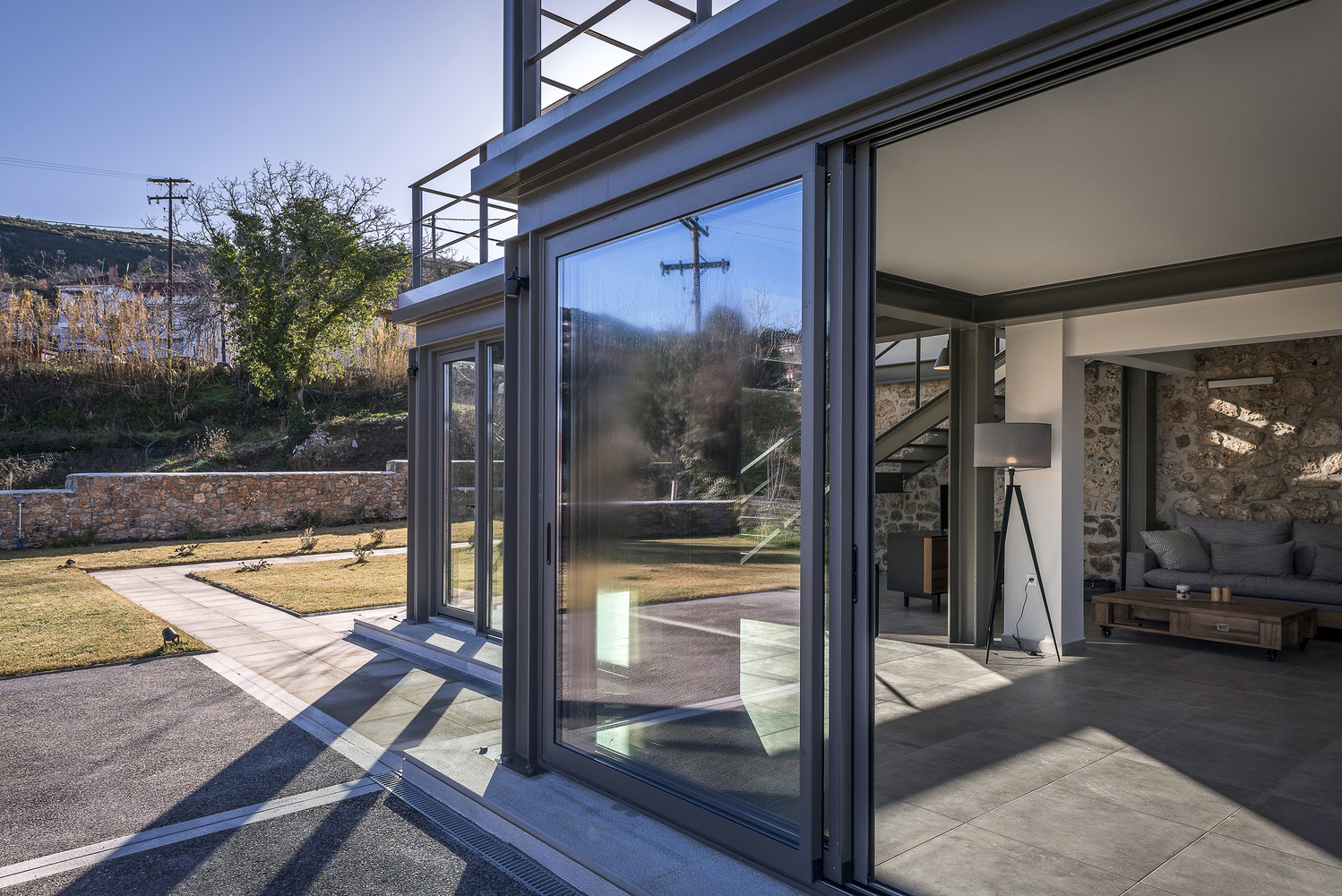 希腊山间住宅的现代钢结构玻璃延伸-27