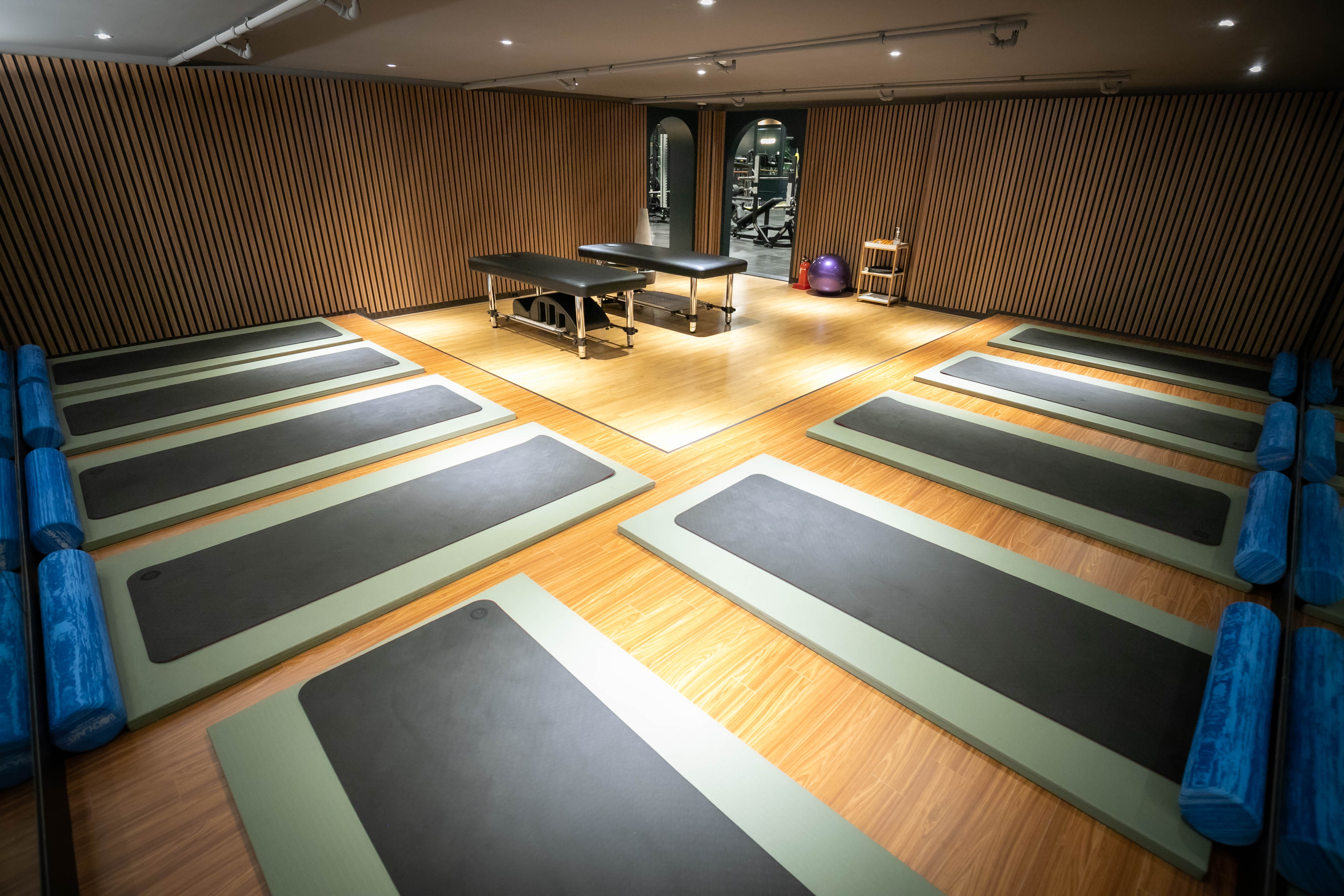 现代工业风格的健身中心设计-14